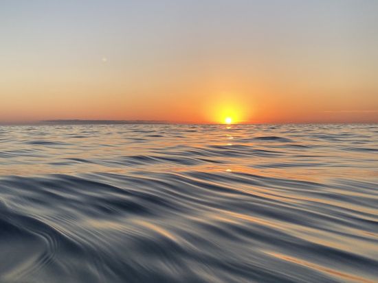 隠岐・知夫里島 赤壁遊覧船 断崖絶壁の「赤壁」を海から間近に眺める！＜貸切／ガイド選択可／約50分／来居港発着＞