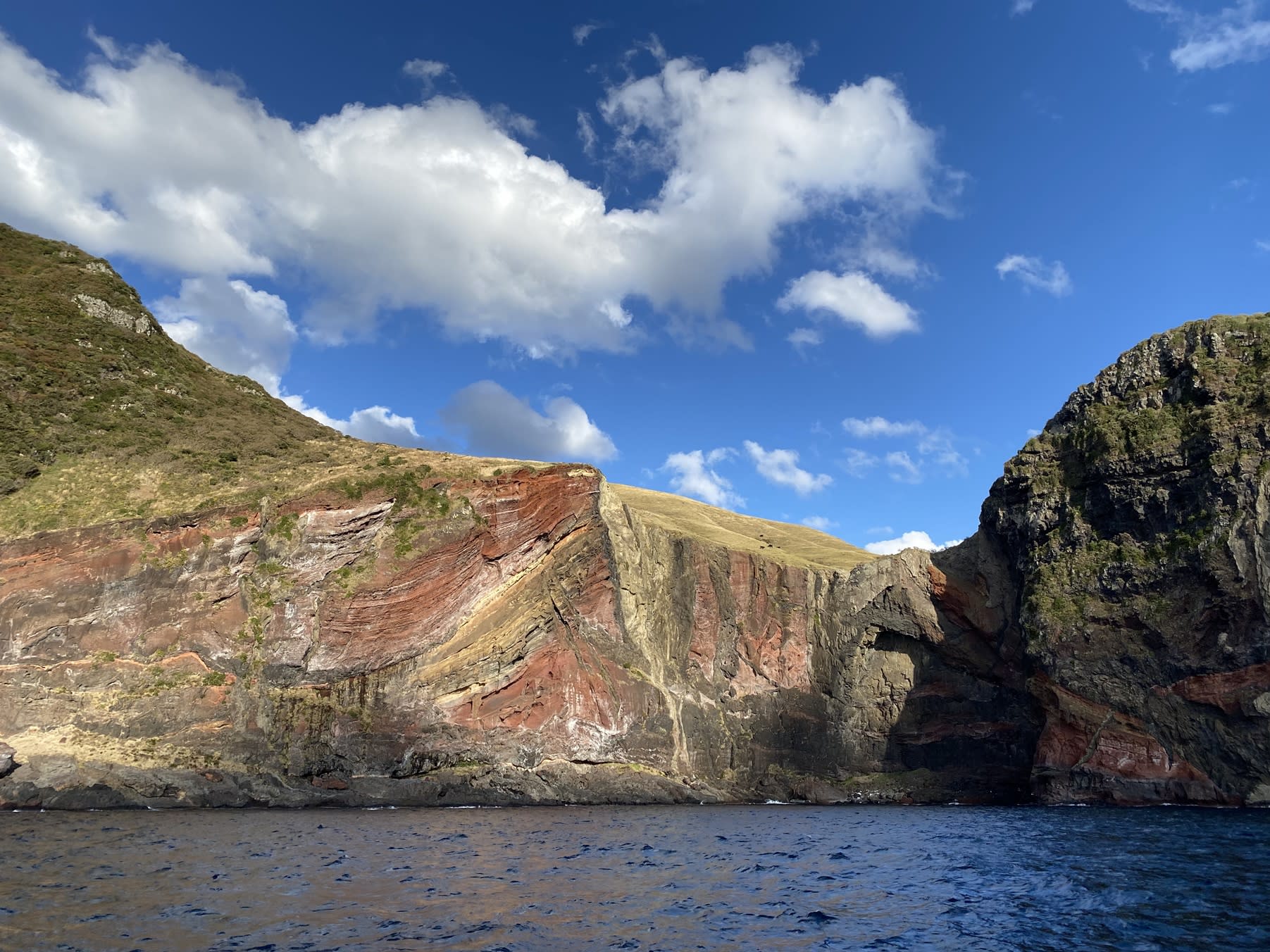隠岐・知夫里島 赤壁遊覧船 断崖絶壁の「赤壁」を海から間近に