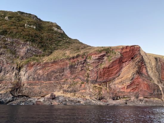隠岐・知夫里島 赤壁遊覧船 断崖絶壁の「赤壁」を海から間近に眺める！＜貸切／ガイド選択可／約50分／来居港発着＞
