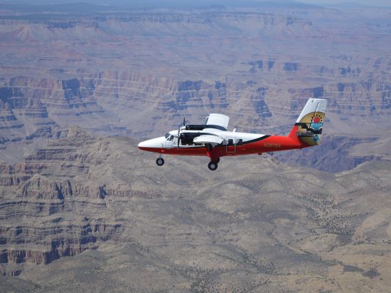 グランドキャニオン・サウスリム探索ツアー　小型飛行機＆ハマー利用 ＜昼食付き／日本語オーディオガイド／英語ドライバーガイド＞