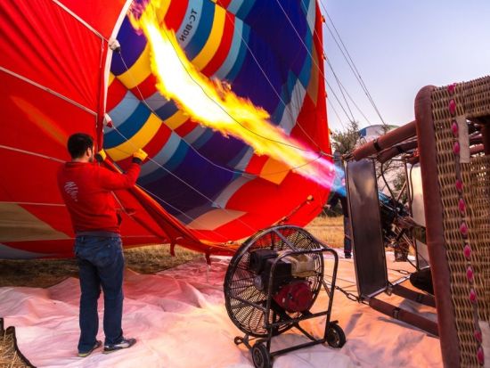 世界遺産カッパドキアで乗る熱気球！ ソアンル渓谷での感動フライト＜カッパドキア発／1～18名／送迎付＞