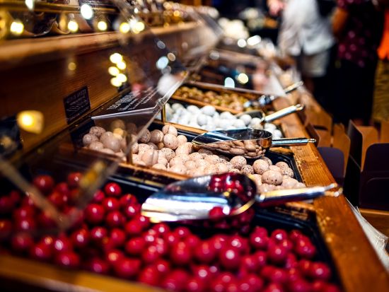 試食たっぷり＆ワイン試飲付き☆パリ・モンマルトル グルメウォーキングツアー！スイーツ・パン・チーズ・ハムなど下町美食を食べ歩き＜英語ガイド＞