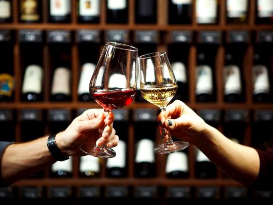 ドイツワイン在住日本人ソムリエと巡る！プレミアムワイナリーツアー　訪問先選択可能＜貸切／1日または半日／ワイン試飲あり／日本語ガイド＞