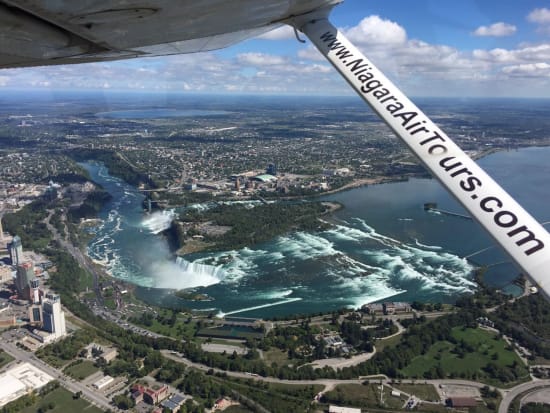 Iconic_Wing_Spar_with_Niagara_Falls