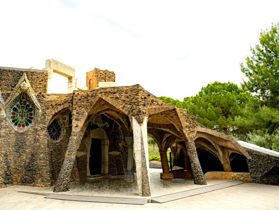 朝のモンセラット＆世界遺産コロニア・グエル教会　日本語ガイドと巡るツアー　朝食付き　貸切オプションあり＜混載／少人数制／午前／登山列車利用／バルセロナ発着＞