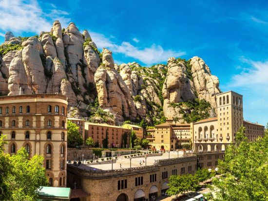 朝のモンセラット＆世界遺産コロニア・グエル教会　日本語ガイドと巡るツアー　朝食付き　貸切オプションあり＜混載／少人数制／午前／登山列車利用／バルセロナ発着＞