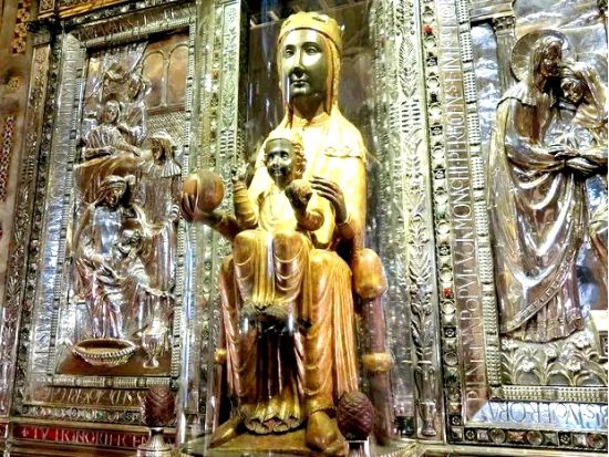 朝のモンセラット＆世界遺産コロニア・グエル教会　日本語ガイドと巡るツアー　朝食付き　貸切オプションあり＜混載／少人数制／午前／登山列車利用／バルセロナ発着＞