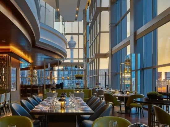 レストラン「サーティー8」ディナー＆KLタワー展望台　夜景鑑賞ツアー