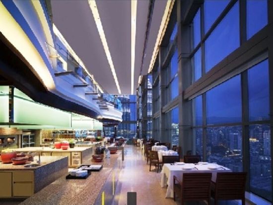 レストラン「サーティー8」ディナー＆KLタワー展望台　夜景鑑賞ツアー