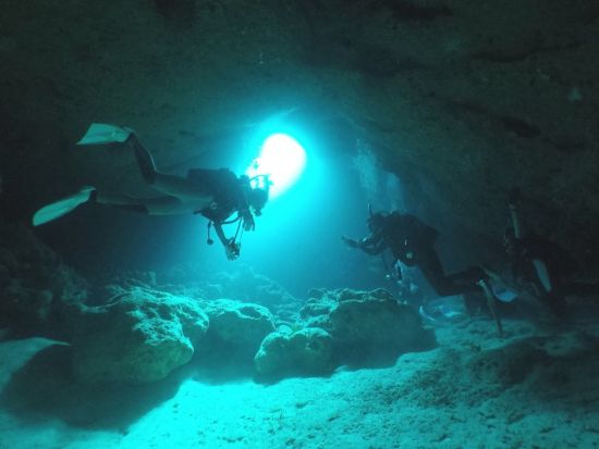 ボートファンダイビング  地形専門ガイドが案内する宮古島のダイナミックな地形と沖縄の透明度バツグンの海を体感！＜3ダイブ／ランチ付／宮古島＞