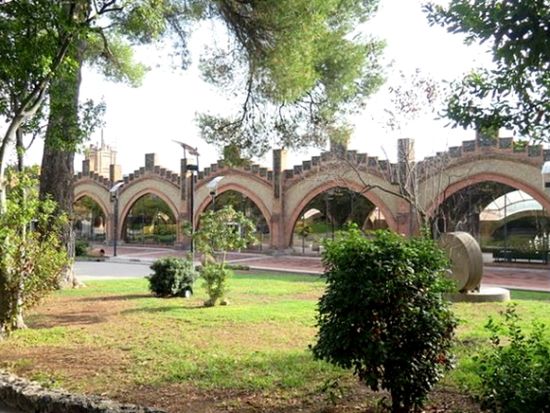 カヴァ発祥の老舗名門ワイナリー「コドルニウ」見学ツアー　試飲付き！世界最大級の地下貯蔵庫も見学＜混載／少人数制／午後／日本語／バルセロナ発＞