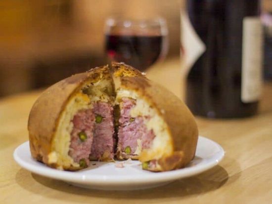 世界遺産と美食の街・リヨン ローカルグルメウォーキングツアー！伝統郷土料理からスイーツまで試食たっぷり＆赤・白ワイン試飲付き＜英語ガイド＞