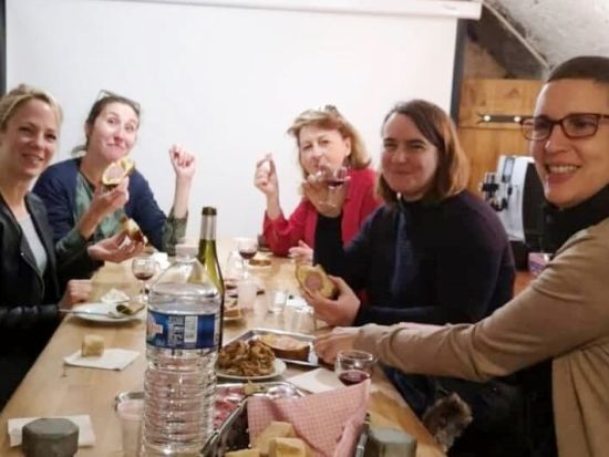 世界遺産と美食の街・リヨン ローカルグルメウォーキングツアー！伝統郷土料理からスイーツまで試食たっぷり＆赤・白ワイン試飲付き＜英語ガイド＞