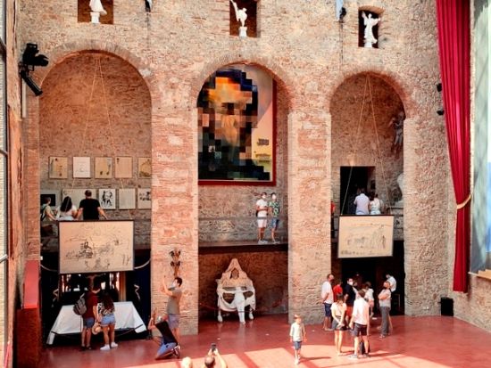 ダリ劇場美術館をじっくり見学 フィゲラス1日ツアー ダリゆかりのレストランでの昼食付き ベサルー立ち寄り＆ジローナ観光付きプランあり＜日本語ガイド／少人数制＞