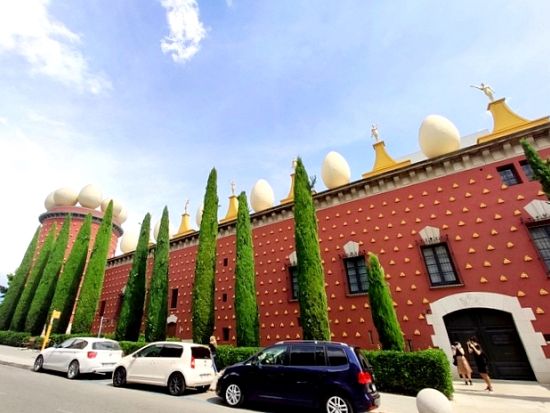 ダリゆかりの3か所を1日で巡る「ダリ・トライアングル」ツアー ダリ美術館＆ダリの家＆プボル城＜日本語／少人数制＞