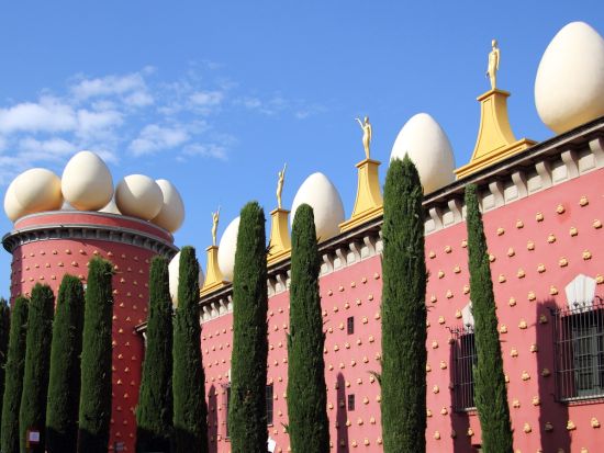 ダリ劇場美術館＆ダリの家美術館（卵の家）フィゲラス＆ポートリガット1日観光ツアー　2つの美術館を日本語で解説！ダリ御用達レストランで昼食＜混載／少人数制＞