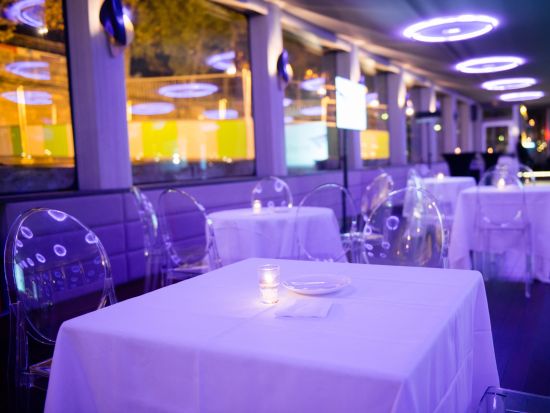 セーヌ川ディナークルーズ　ディアマンブルー　ルーフトップテラス付きボート　窓際席プラン選択可＜3コースディナー＞*前日まで予約OK