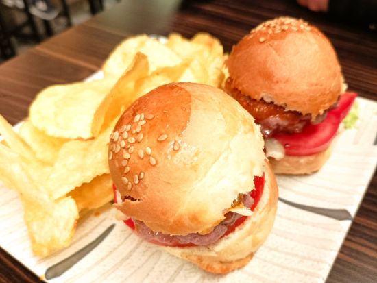 グラナダ タパスツアー　3軒のバル巡り＜タパス3品＆ドリンク3杯／午後・夜／混載／日本語＞