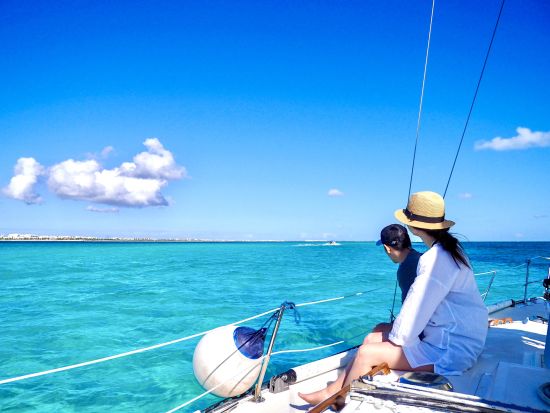 豪華ヨットを丸ごとチャーター！カリブ海プライベートクルーズ＜4～8時間／日本人インストラクター同行／操船体験付き／カンクン発＞