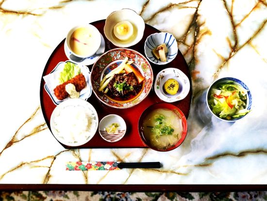 佐世保の歴史に魅せられた地元雑誌編集者 さやまるさんがご案内する 勝富遊郭跡地＆『廣喜屋』跡内 ＜昼食・着物レンタル付き／佐世保市＞