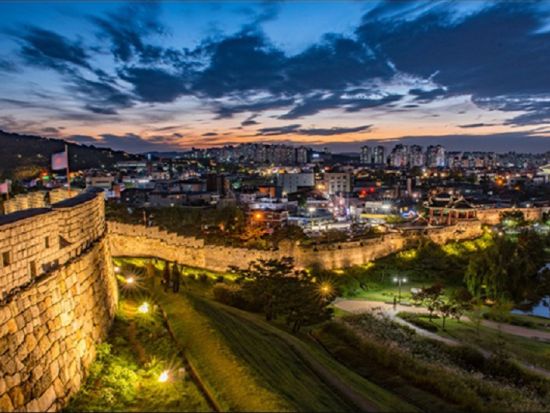 水原ナイトツアー　世界遺産水原華城のライトアップ＋夜景鑑賞　本場！水原王カルビのレストランへご案内＜日本語ガイド／明洞往復送迎＞