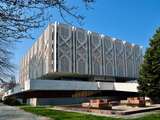 Uzbekistan_Tashkent_Museum_of_History_shutterstock_115514770