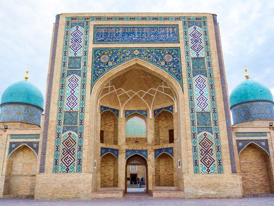 Uzbekistan_Tashkent_Barakh-khan Madrasah_shutterstock_1508298743