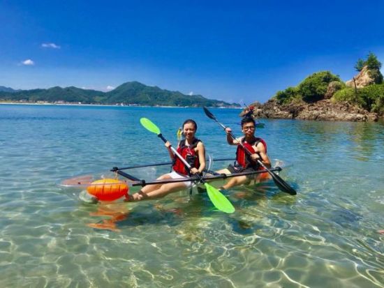 透明度の高い浦富海岸の海を満喫！ ガイドと一緒に漕ぐクリアカヤック体験 洞窟探検プランもあり＜4月〜10月／岩美＞by 鳥取県自然体験塾