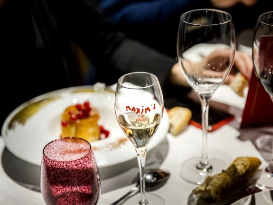セーヌ川ディナークルーズ　老舗高級レストラン「MAXIM's」の味を船上で堪能＜18時または20時発／3コースディナー／ソルフェリーノ河川港集合＞
