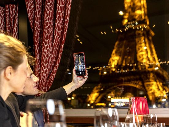 セーヌ川ディナークルーズ　老舗高級レストラン「MAXIM's」の味を船上で堪能＜18時または20時発／3コースディナー／ソルフェリーノ河川港集合＞