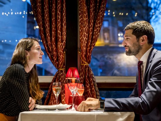 セーヌ川ディナークルーズ　老舗高級レストラン「MAXIM's」の味を船上で堪能＜18時または20時発／3コースディナー／ソルフェリーノ河川港集合＞