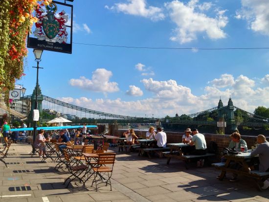 「クイーン」ロンドン終日ウォーキングツアー 伝説のバンドゆかりの地を巡る　映画ロケ地もご案内！＜約8時間／貸切／日本語ガイド＞ by アートローグ