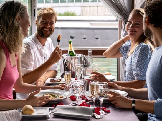 セーヌ川ランチクルーズ「La Marina」＜12:30発／3コースランチ＞