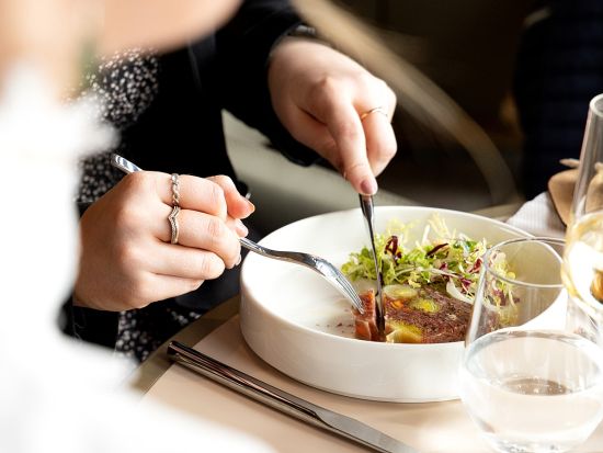 エッフェル塔第一展望台レストラン「マダム・ブラッスリー（Madame Brasserie）」ディナー　食事券＆事前予約サービス＜18:30または21:00開始＞