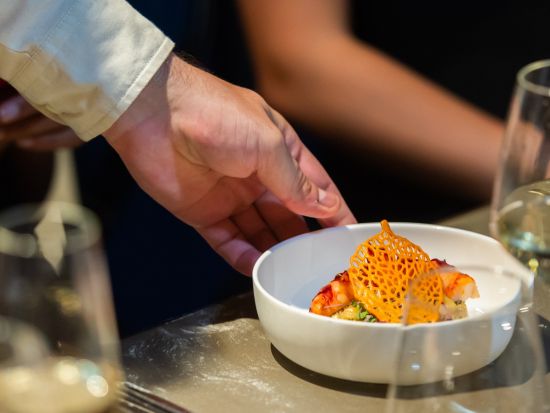 エッフェル塔第一展望台レストラン「マダム・ブラッスリー（Madame Brasserie）」ディナー　食事券＆事前予約サービス＜18:30または21:00開始＞