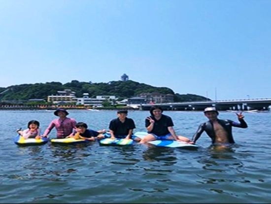 湘南・江ノ島 親子サーフィンスクール 子どもと一緒に湘南でサーフィンデビュー！4歳以上参加可能＜3.5時間／午前・午後＞