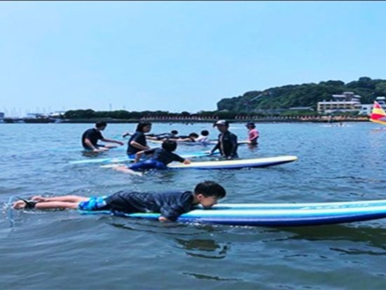 湘南・江ノ島 親子サーフィンスクール 子どもと一緒に湘南でサーフィンデビュー！4歳以上参加可能＜3.5時間／午前・午後＞