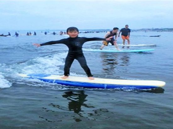 湘南・江ノ島 親子サーフィンスクール 子どもと一緒に湘南でサーフィンデビュー！4歳以上参加可能＜3.5時間／午前・午後＞