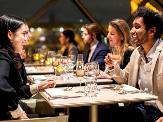 エッフェル塔第一展望台レストラン「マダム・ブラッスリー（Madame Brasserie）」ディナー　食事券＆事前予約サービス＜18:30または21:00開始＞