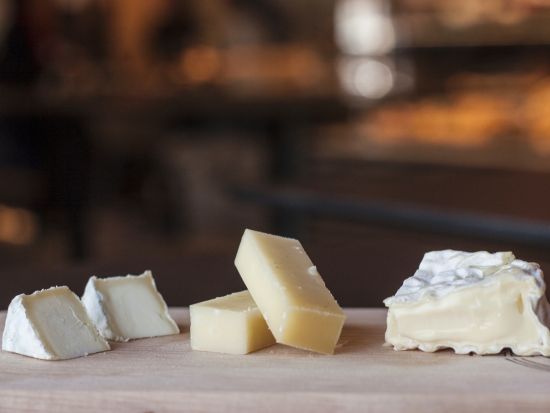 世界遺産と美食の街・リヨン ローカルグルメウォーキングツアー！伝統郷土料理からスイーツまで試食たっぷり＆赤・白ワイン試飲付き＜英語ガイド＞