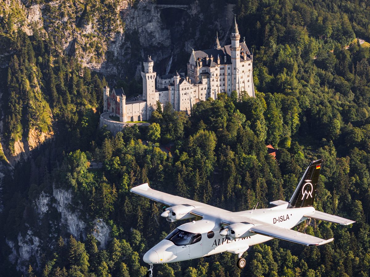 遊覧飛行ツアー ノイシュバンシュタイン城＆ドイツアルプス