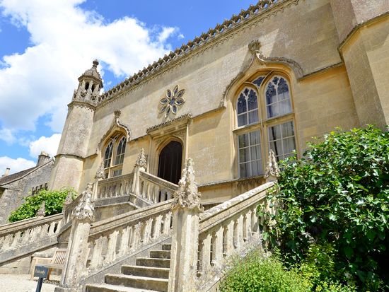 pixta_90865484_XL _Lacock abby