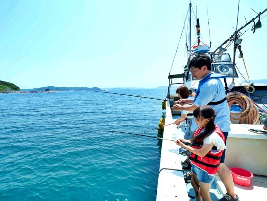 船釣り体験 釣りたてのお魚をランチでいただく！地元漁師さんや民宿のお母さんとのふれあい食体験＜6歳～／3.5時間／松浦市＞by 一般社団法人まつうら党交流公社