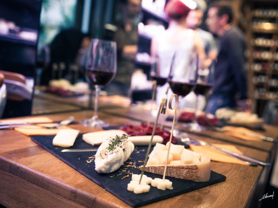 パリのワインセラーでワイン＆チーズ テイスティング＜英語＞