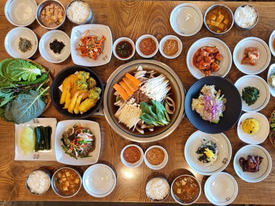 釜山発！慶州観光ツアー 2大世界遺産巡り 石窟庵と仏国寺＋最古の天文台・瞻星台（歴史遺跡地区） 新羅の歴史探訪 韓定食ランチ＜1日／日本語ガイド／ホテル送迎付＞