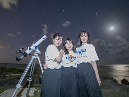 星空フォトと宙（そら）さんぽ 残波岬で沖縄の海と満点の星々を眺望！星空バックに最高の記念写真を残そう ＜1時間／読谷村＞
