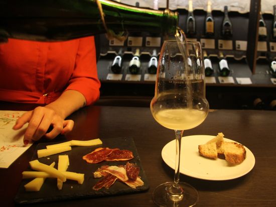 パリ　シャンパン試飲＋ランチ体験　サンジェルマン・デプレ散策ツアー　＜英語＞