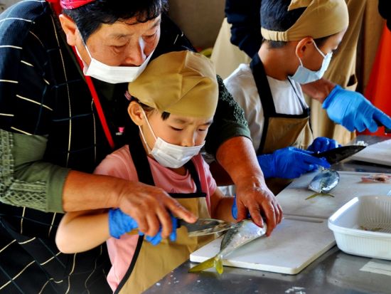 アジ釣りと3種のアジフライ食べ比べ日帰りツアー 漁船釣り体験＆島のおばあちゃんとアジフライ作り ＜6歳～／5時間／松浦市＞by 一般社団法人まつうら党交流公社