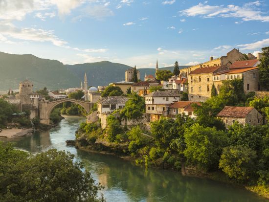 隣国ボスニア・ヘルツェゴビナへ！自然保護地区クラビカの滝＋世界遺産モスタル＋要塞都市ポチテリ 日帰り観光ツアー＜英語ドライバー／ドブロブニク発＞