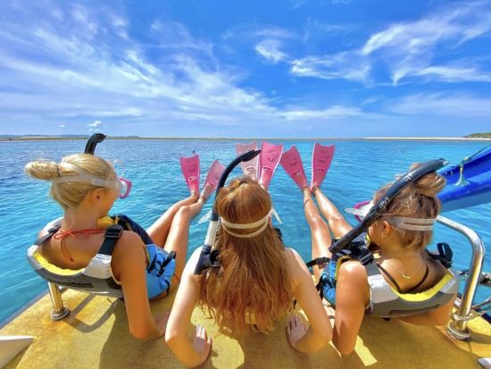 慶良間シュノーケルコース ダイビング、パラセーリング、マリンスポーツセットプラン有り 滑り台・ジャンプ台付き業界最大クルーザー＜那覇発・半日・日本語必須＞ 
